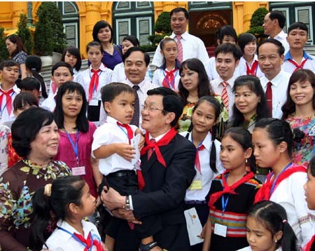 Chủ tịch nước Trương Tấn Sang với các trẻ em nghèo học giỏi (Ảnh TTXVN)